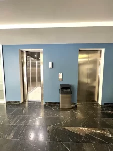 Área de elevadores de la oficina en venta en edificio Ankor en Villahermosa